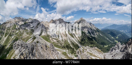 Panoramablick vom Gipfel des Peil Spitze in Richtung der Berge des Serleskamm Ridge suchen, in der Nähe des Blaser Hütte Berghütte Stockfoto