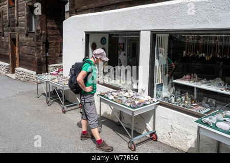 Frau vor einem Verkauf von Mineralien, Dorf Binn, Binntal ist berühmt für das Sammeln von Mineralien, Wallis, Schweiz. Stockfoto