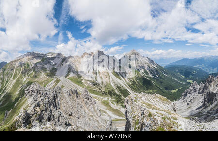 Panoramablick vom Gipfel des Peil Spitze in Richtung der Berge des Serleskamm Ridge suchen, in der Nähe des Blaser Hütte Berghütte Stockfoto