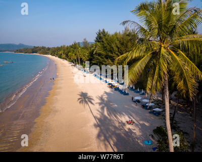 Schönen Abend Schatten auf einer einsamen Strand aus der Luft gesehen Stockfoto