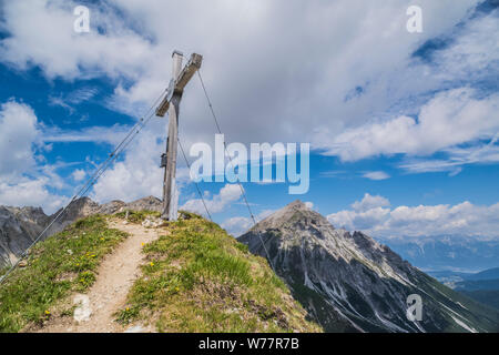 Panoramablick vom Gipfel des Peil Spitze in Richtung der Berge des Serleskamm Ridge suchen, in der Nähe des Blaser Hütte Berghütte Stockfoto