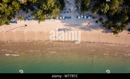 Schönen Abend Schatten auf einer einsamen Strand aus der Luft gesehen Stockfoto