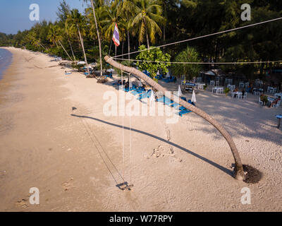 Antenne drone Blick auf eine schöne leere Sandstrand und den tropischen Küste Stockfoto