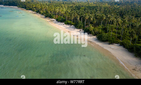 Antenne drone Blick auf eine schöne leere Sandstrand und den tropischen Küste Stockfoto