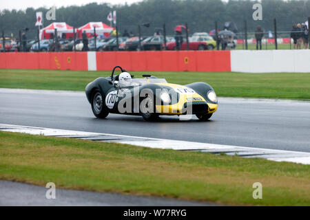 Peter Ratcliff in seinem 1958, Lister knubbeligen Fahren auf der Wellington Gerade, in Silverstone während des Stirling Moss Trophäe für Pre' 61 Sportwagen Stockfoto