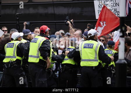 London, Großbritannien. 3 Aug, 2018. "Die demonstranten sich Tommy' Handgemenge mit dem Polizisten während des Protestes." "Freie Tommy' Demonstranten in den Straßen von London nahm die Freilassung der Inhaftierten weit rechts Aktivist Tommy Robinson. Antifaschistischen Demonstranten gegen den Protest und erklärte, dass die Anhänger von Tommy Robinson''˜ nicht März unopposedâ Credit: Ryan Ashcroft/SOPA Images/ZUMA Draht/Alamy leben Nachrichten Stockfoto