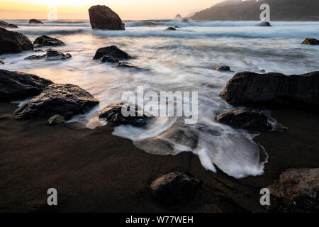 CA 03438-00 ... CALIFORINA - steigende Flut in False Klamath Cove im Redwoods National Park. Stockfoto