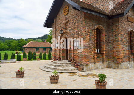 Orthodoxe Kirche in ethno Dorf Suncana reka, Serbien. Stockfoto