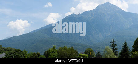 Fantastische Aussicht auf die Berge und die Bäume an einem sonnigen Sommertag. Bezirk von Comer See, Colico, Italien, Europa. Panoramablick. Stockfoto