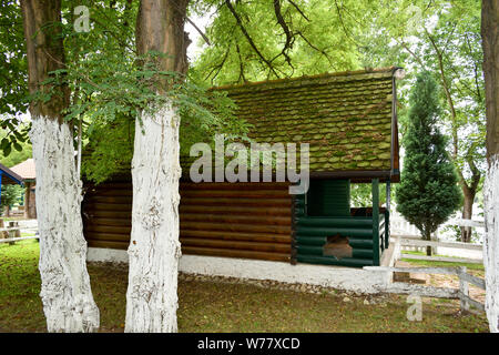 Kleine Holzhäuser in ethno Dorf. Stockfoto