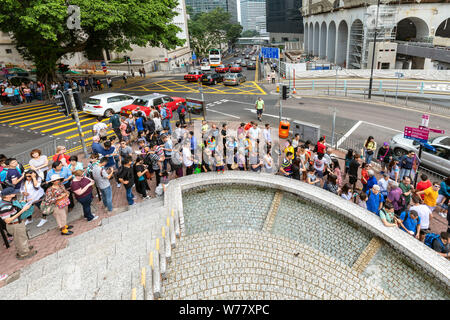 Die Menschen in der Warteschlange für die Peak Tram, Central, Hong Kong, SAR, China Stockfoto