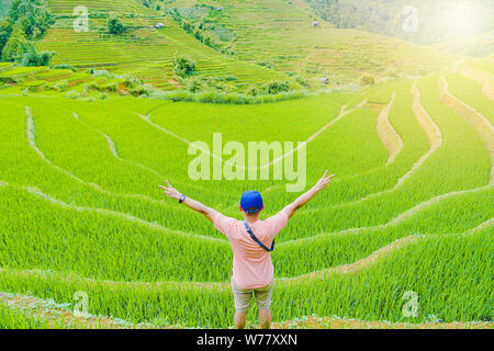 Der einzige Mann mit seinem Rücken schön terrassierten Reisfelder Feld- und Berglandschaft in Me Cang Chai und SAPA VIETNAM Sonnenlicht und Flare bac stehend Stockfoto