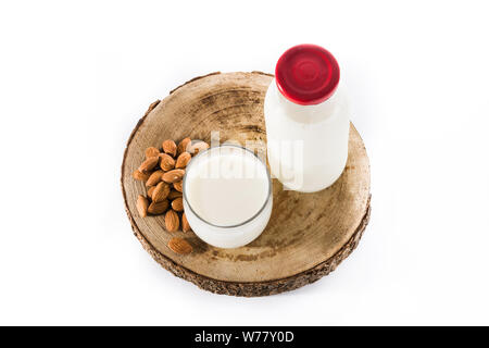 Mandelmilch auf weißem Hintergrund. Stockfoto