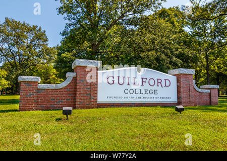GREENSBORO, NC, USA - 27. Juli: Eingangsschild am 27. Juli 2019 an der Guilford College in Greensboro, North Carolina. Stockfoto