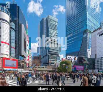 Shibuya Crossing, eine diagonale Fußgängerzone Kreuzung in Hachiko Square, einer der geschäftigsten in der Welt, Shibuya, Tokio, Japan Stockfoto