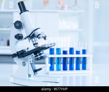 Mikroskop und Glasrohr in Forschung Labor Konzept. Stockfoto