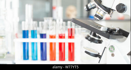 Mikroskop und Glasrohr in Forschung Labor Konzept. Stockfoto