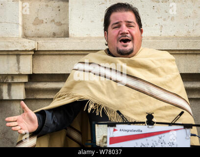 Ein Mann mit einem Bart Straßenmusik und Gesang Oper Musik Werbung alegra Sevilla in Sevilla, Spanien Stockfoto