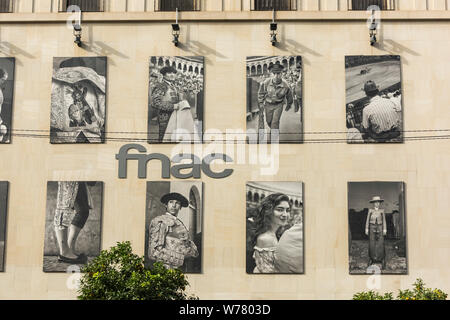 Die FNAC shop in Sevilla Spanien mit schwarz-weiß Fotos an der Wand des Gebäudes und Shop vor. Stockfoto