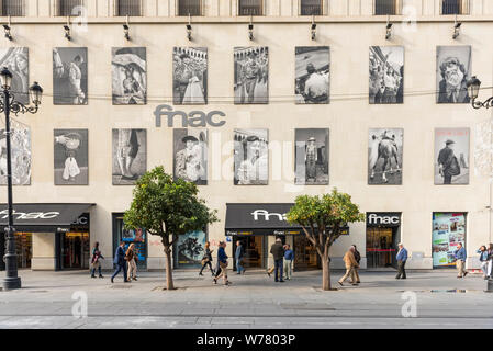 Die FNAC shop in Sevilla Spanien mit schwarz-weiß Fotos an der Wand des Gebäudes und Shop vor. Stockfoto