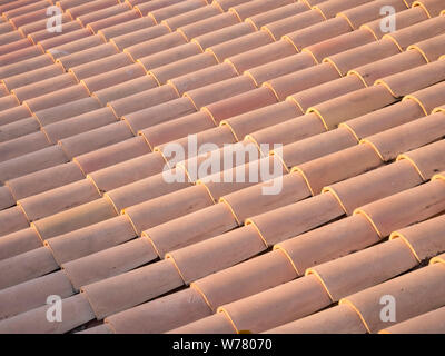 Old Red Clay pantile Ziegel auf dem Dach eines Gebäudes in Sevilla, Spanien Stockfoto