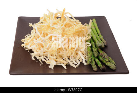 Gericht der getrockneten Tintenfisch und Spargel isoliert auf weißem Stockfoto