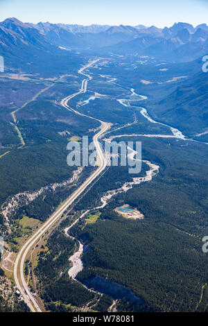 Luftaufnahme des Trans Canada Highway zwischen Banff und Canmore im Banff National Park, Alberta. Stockfoto