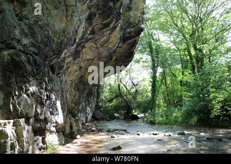 Felsüberhang Beliebt bei Kletterer an dyserth Dell Wasserfall Crag, Denbighshire, Wales, Großbritannien Stockfoto