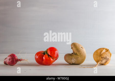 Hässliches Essen Gemüse auf einem weißen Hintergrund mit Kopie Raum Stockfoto