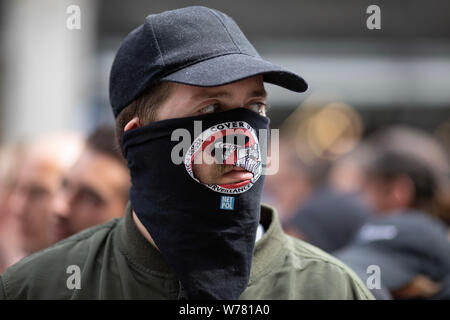 Eine antifaschistische Demonstrator umfasst sein Gesicht während des Protestes." Kostenlose Tommy' Demonstranten auf den Straßen von London die Freilassung der Inhaftierten weit rechts Aktivist Tommy Robinson. Antifaschistischen Demonstranten gegen den Protest und erklärte, dass die Anhänger von Tommy Robinson' nicht unumstrittenen 'ca März. Stockfoto