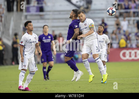 August 3, 2019, Orlando, Florida, USA A: FC Dallas Verteidigung Reto Ziegler (3) und Orlando Stadt vorwärts DOM DWYER (14) Köpfe zusammenstoßen während eines Schneidwerks an der MLS Spiel an exploria Stadion in Orlando. Florida. (Bild: © Cory Knowlton/ZUMA Draht) Stockfoto