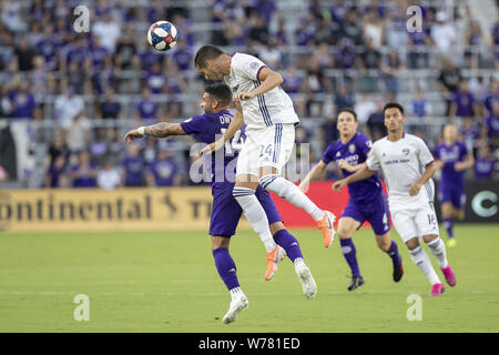 August 3, 2019, Orlando, Florida, USA A: FC Dallas Verteidigung MATT HEDGES (24) und Orlando Stadt vorwärts DOM DWYER (14) gehen nach einem Kopf an der MLS Spiel an exploria Stadion in Orlando. Florida. (Bild: © Cory Knowlton/ZUMA Draht) Stockfoto