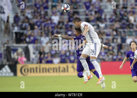 August 3, 2019, Orlando, Florida, USA A: FC Dallas Verteidigung MATT HEDGES (24) und Orlando Stadt vorwärts DOM DWYER (14) gehen nach einem Kopf an der MLS Spiel an exploria Stadion in Orlando. Florida. (Bild: © Cory Knowlton/ZUMA Draht) Stockfoto