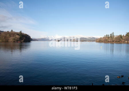 Die schneebedeckten Fairfield Hufeisen über Ambleside vom Ufer des Sees Bowness-on-Windermere auf eine helle Winter Tag der Lake District, Cumbria England Stockfoto