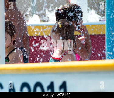 Kinder genießen Sie ein erfrischendes Wasser von Splash Park der Texas State Aquarium in Corpus Christi, Texas USA. Stockfoto