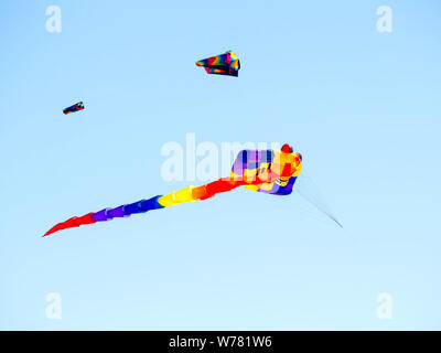 Bunte Drachen über einen Port Aransas, Texas USA Strand fliegen. Stockfoto