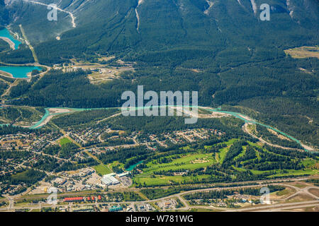 Luftaufnahme von Canmore, Alberta Kanada liegt etwas außerhalb von Banff National Park. Stockfoto