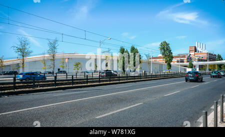 Avenida Brasil mit Maat-Museum für Kunst, Architektur und Technik im Hintergrund - Lissabon, Portugal. Stockfoto