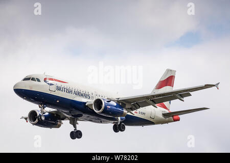 British Airways Airbus A319 Registrierung G-EUPC, Landung auf August 2 2019 am Londoner Flughafen Heathrow, Middlesex, Großbritannien Stockfoto