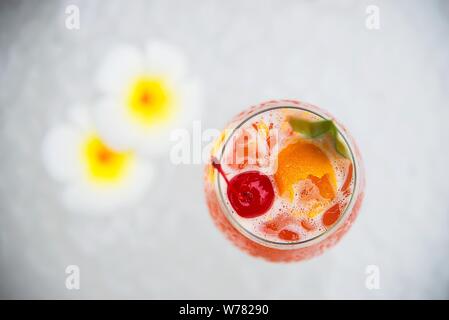 Cocktail Rezept Name Mai Tai oder Mai Thai weltweit für Cocktail gehören rum Limettensaft orgeat Sirup und Likör - Orange süß Alkohol trinken mit f Stockfoto