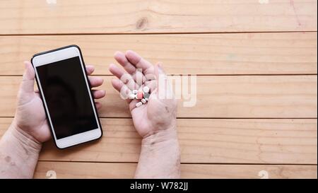 Alte Dame holding Medizin Tablet-PC und Handy - Menschen mit medizinischen Zeitplan verwalten health care mit Technologie, Konzept Stockfoto