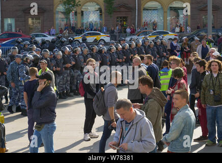 Polizisten in schützende Uniformen Stockfoto