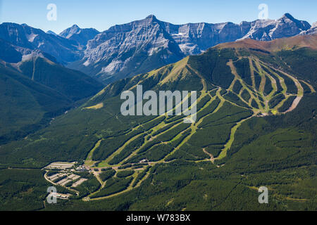 Luftaufnahme von nakiska Ski Resort in Kananaskis, Alberta befindet. Im Hintergrund ist der Mount Bogart, Ribbon Peak und Mount Sperber. Stockfoto