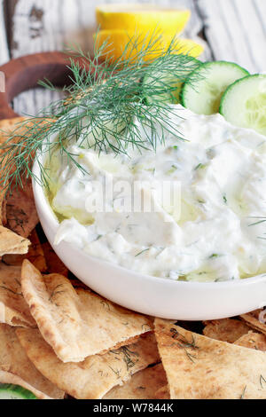 Der traditionellen griechischen Tzatziki dip Sauce mit Gurken saure Sahne, griechischer Joghurt, Zitronensaft, Olivenöl und einen frischen Zweig Dill Unkraut. Mit t serviert. Stockfoto