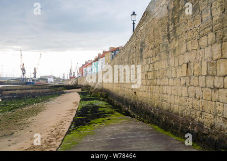 Die Stadtmauer in Hartlepool gesehen vom Strand Stockfoto