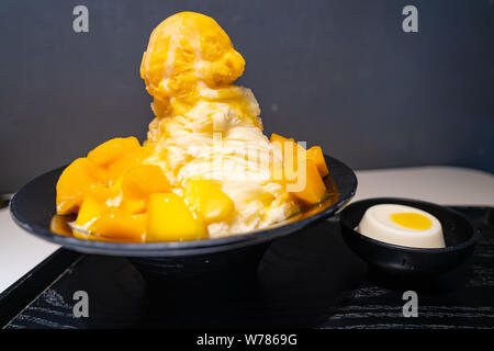 Mango Obst rasiert Eis und Mango Eis Milch Geschmack mit Sirup servieren Stockfoto