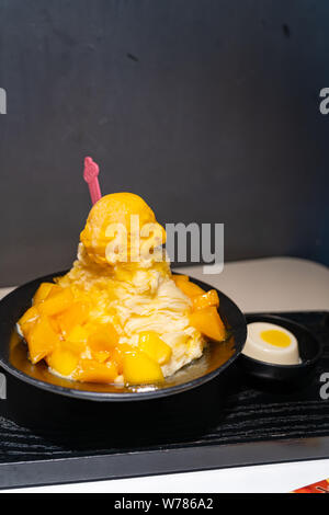 Mango Obst rasiert Eis und Mango Eis Milch Geschmack mit Sirup servieren Stockfoto