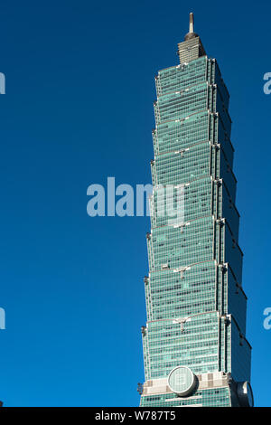 Wolkenkratzer Taipeh 101 Gebäude in der Nähe der Blick über die Dunkelblauen Himmel. früher als die Taipei World Financial Center bekannt. Ein Wahrzeichen supertall skyscraper Stockfoto