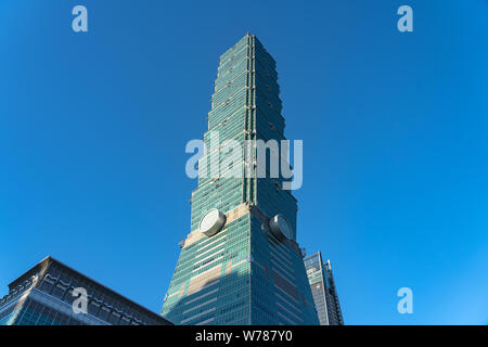 Wolkenkratzer Taipeh 101 Gebäude in der Nähe der Blick über die Dunkelblauen Himmel. früher als die Taipei World Financial Center bekannt. Ein Wahrzeichen supertall skyscraper Stockfoto