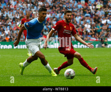 LONDON, ENGLAND. AUGUST 04: Liverpool Adam Lallana unter dem Druck von Manchester City Rodrigo während der FA Community Shield zwischen Liverpool ein Stockfoto